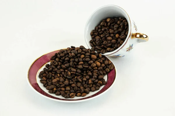 Kaffeebohnen Einer Tasse Auf Weißem Hintergrund — Stockfoto