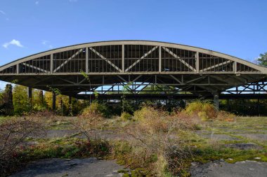 Metal yapılar Alman hava hangarları, terk edilmiş askeri havaalanı Baltık tükürüğü üzerine Notif