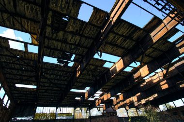 Metal yapılar Alman hava hangarları, terk edilmiş askeri havaalanı Baltık tükürüğü üzerine Notif