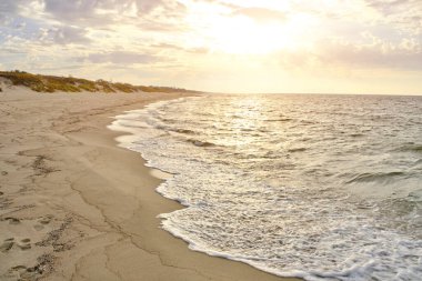 Baltık Denizi sahilinde kuvars kumu ve gün batımı