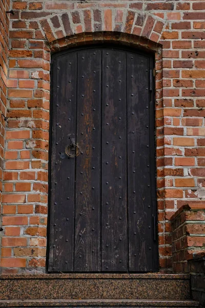 レンガ造りの建物の古いゴシック様式の木製のドア — ストック写真