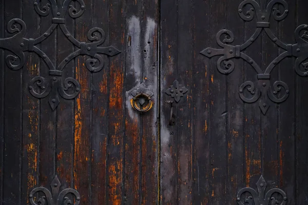 鍛造金属部品と古い ゴシック様式の門とハンドル — ストック写真