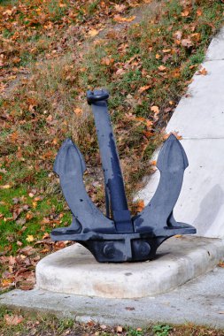 Müze sergisi, eski gemi çapası.