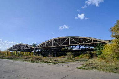 Metal yapılar Alman hava hangarları, terk edilmiş askeri havaalanı Baltık tükürüğü üzerine Notif