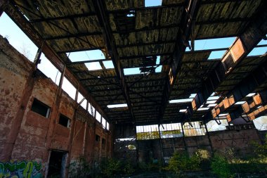 Metal yapılar Alman hava hangarları, terk edilmiş askeri havaalanı Baltık tükürüğü üzerine Notif