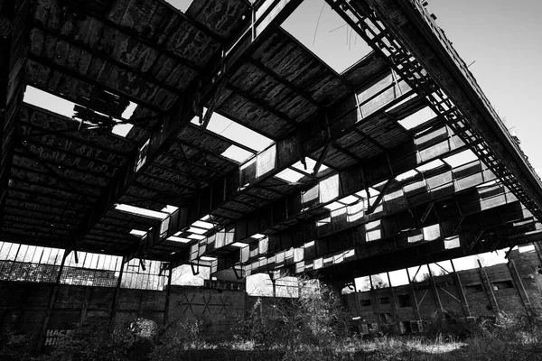 古い金属構造 黒と白の写真で放棄された航空機格納庫 — ストック写真