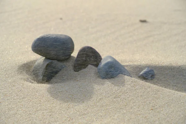 Kamienie Pokryte Piaskiem Kwarcowym Plaży Podczas Silnego Wiatru — Zdjęcie stockowe