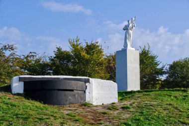 Kaliningrad, Rusya, 28 Ekim 2022. Kültür: Anne ve çocuk ve yaşlı, Alman askeri sığınağı.