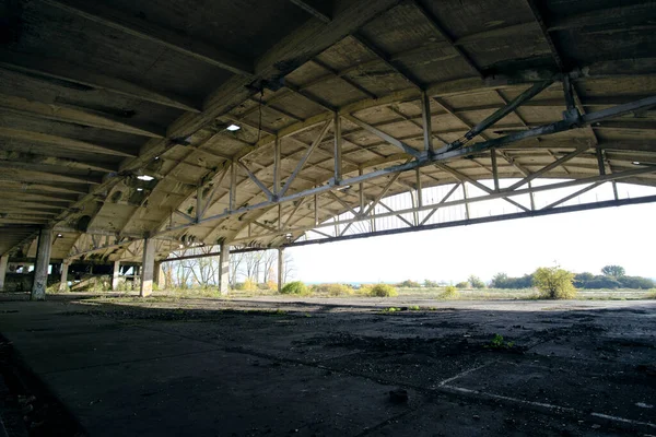 Kovové Konstrukce Německé Vzduchové Hangáry Opuštěné Vojenské Letiště Notif Pobaltí — Stock fotografie