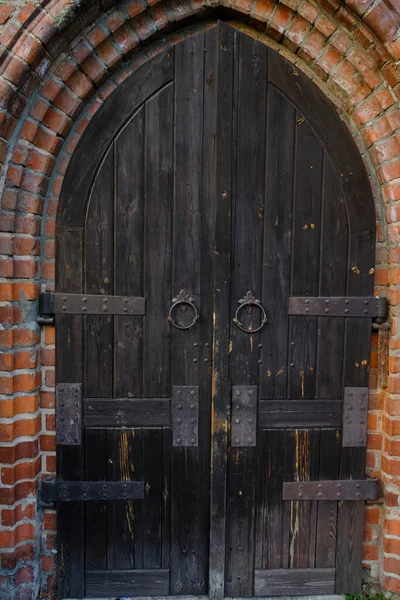 Παλιές Ιστορικές Ξύλινες Πόρτες Ένα Κάστρο Από Τούβλα — Φωτογραφία Αρχείου