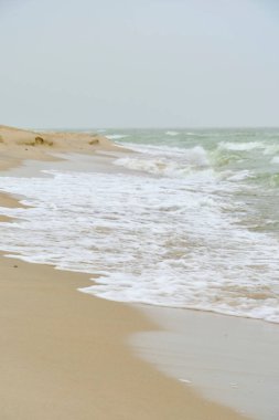 Kuvars kumu ve dalgalı deniz kıyıları