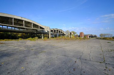 Metal yapılar Alman hava hangarları, terk edilmiş askeri havaalanı Baltık tükürüğü üzerine Notif