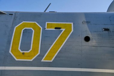 Uçak gövdesini kaplayan perçinlenmiş eski bir uçak.