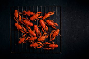 Kırmızı haşlanmış kerevit ızgarası ve koyu arkaplan
