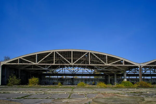 Kovové Konstrukce Německé Vzduchové Hangáry Opuštěné Vojenské Letiště Notif Pobaltí — Stock fotografie