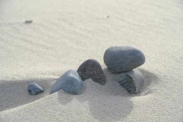Πέτρες Καλύπτονται Χαλαζιακή Άμμο Στην Παραλία Κατά Διάρκεια Ισχυρού Ανέμου — Φωτογραφία Αρχείου