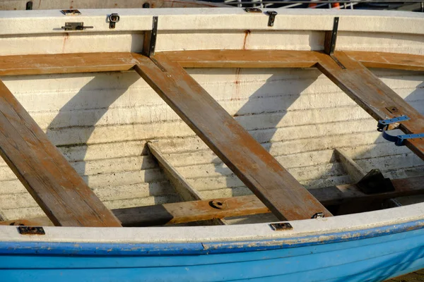Παλιά Ξύλινη Βάρκα Που Βρίσκεται Στην Ακτή — Φωτογραφία Αρχείου