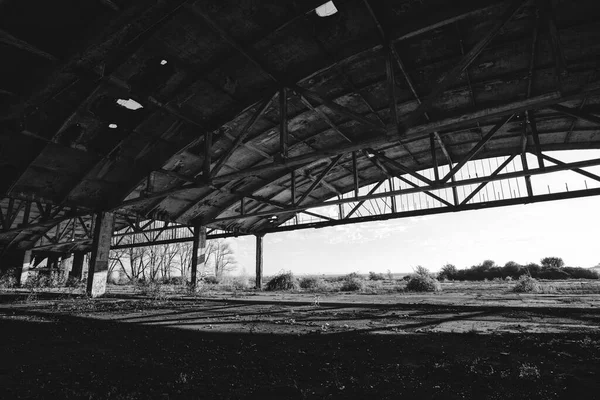 古い金属構造 黒と白の写真で放棄された航空機格納庫 — ストック写真