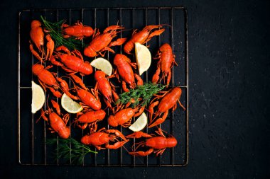 Limonlu ve otlu ızgara nehir kerevitleri.