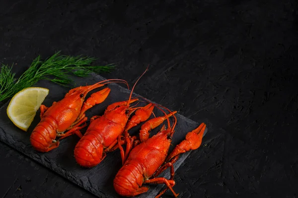 Crayfish Rio Fervido Com Limão Placa Ardósia Dillon Fundo Escuro — Fotografia de Stock