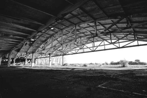 Metalowe Konstrukcje Starego Opuszczonego Hangaru Lotniczego Czarno Białym Zdjęciu — Zdjęcie stockowe