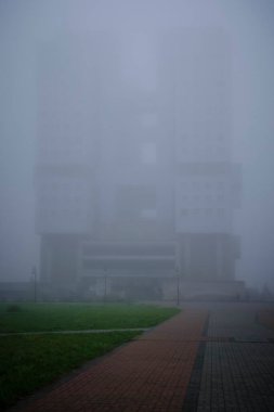 Siluet gökdelenleri, terk edilmiş binalar, sislerin içinde boğulmalar.