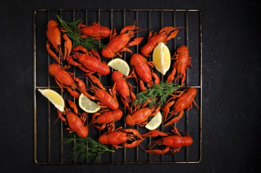 Limonlu ve otlu ızgara nehir kerevitleri.