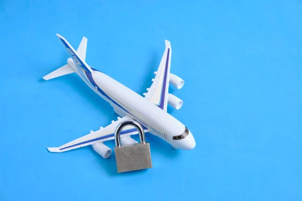 客机和蓝色背景的锁定 禁止客运飞行的概念 — 图库照片