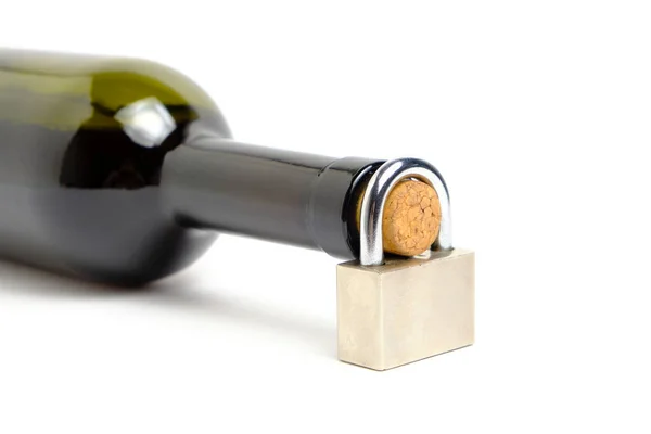 Wino Butelkowe Zamek Szyi Białe Tło Koncepcja Zakazu Picia — Zdjęcie stockowe