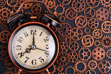 Arka planda vitesli eski bir alarm saati