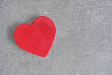 Hafif beton zeminde kırmızı kalp. Sevgililer Günü için kavram.
