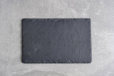 Açık beton arkaplanda tahta kesme