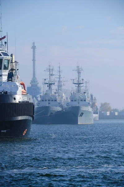 2022年10月28日在俄罗斯巴尔的摩加里宁格勒地区港口停泊的船只和拖船 — 图库照片