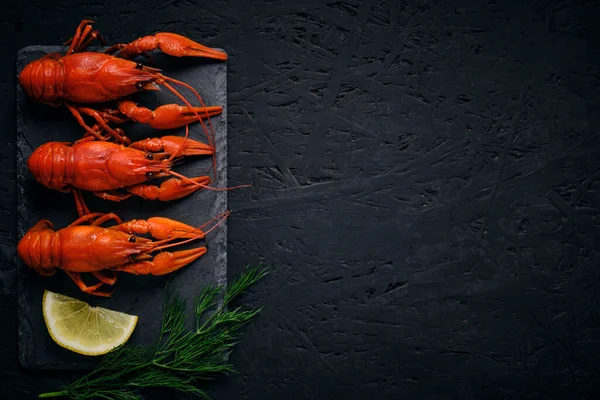 带有柠檬 灯芯绒板和深色背景的沸腾河蟹鱼 — 图库照片
