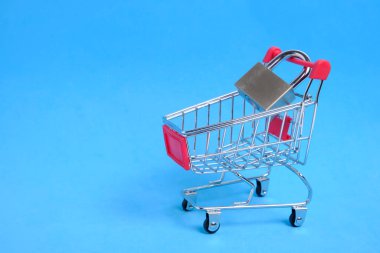 Alışveriş arabası ve asma kilit kapatıldı, iş konsepti, bütçe kesintisi ve asgari alışveriş