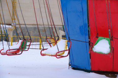 Eski zincir atlıkarınca kışın karla kaplı durur.