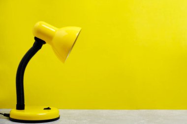 Parlak sarı masa lambası sarı duvar arkaplanı