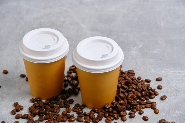 Zwei Einweg Pappbecher Für Heißen Kaffee Liegen Auf Kaffeebohnen Auf — Stockfoto