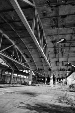Eski kemerli metal yapılar terk edilmiş hava hangarı.