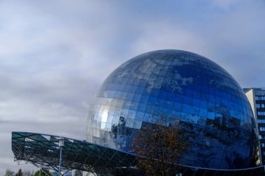 Rusya, Kalininingrad, 31 Ekim 2022, Glass, Dünya Okyanusu ayna yuvarlak küre müzesi
