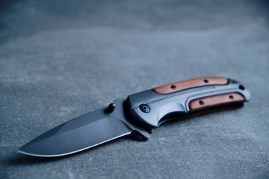 Beton zeminde hayatta kalmak için taktik katlama bıçağı.