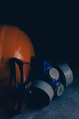 Beton zeminde solunum cihazı, gözlük ve madenci koruyucu kask.