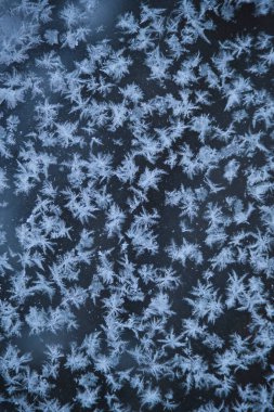 Soyut kış arkaplanı, camda kar taneleri