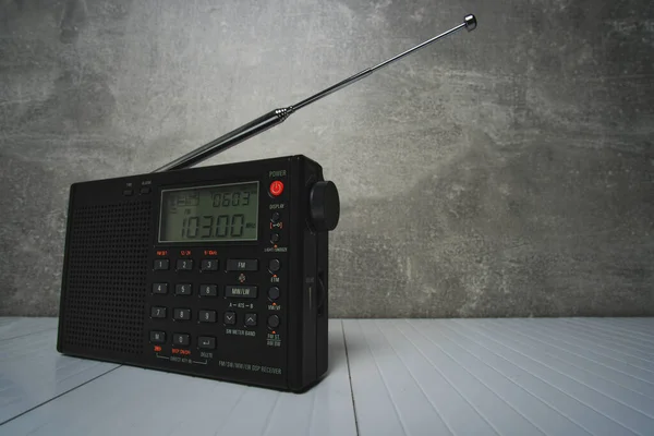 Cyfrowy Odbiornik Radiowy Wydłużoną Anteną Szaro Betonowym Tłem — Zdjęcie stockowe