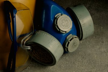 Beton zeminde solunum cihazı, gözlük ve madenci koruyucu kask.