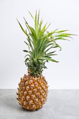 Taze ve olgun ananas beyazı arkaplan