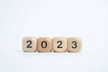 Yıl 2023 rakamlarla işlenmiş tahta küpler, beyaz arkaplan