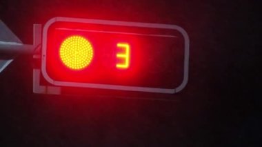 Şiddetli rüzgar ve kar fırtınası sırasında trafik ışıklarında çalışmak.