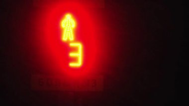 Şiddetli rüzgar ve kar fırtınası sırasında trafik ışıklarında çalışmak.