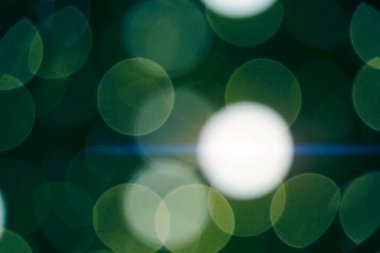 Soyut bokeh arka plan yanan ampuller akşam şehri ve çelenkler